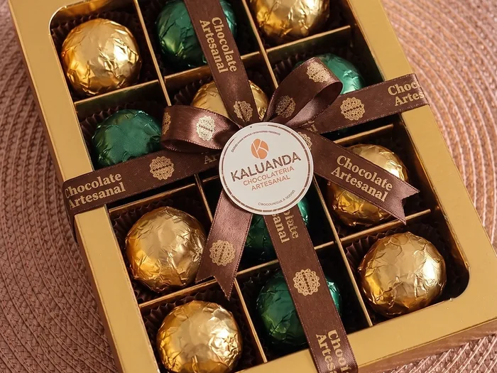 Caixa-presente de chocolates artesanais Kaluanda com laço